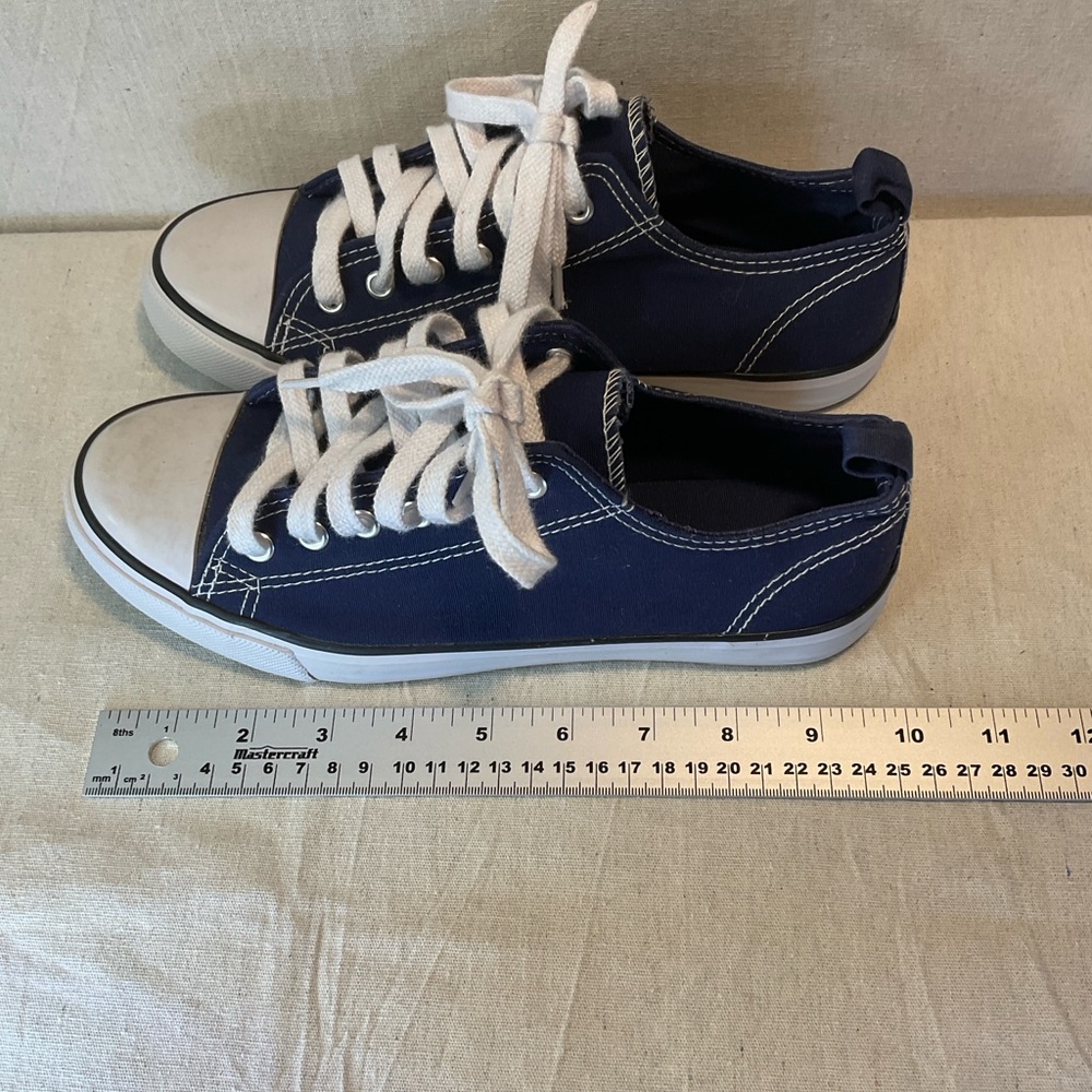 Classic Navy Athletic Shoes , men size 9. Absolutely Excellent Condition